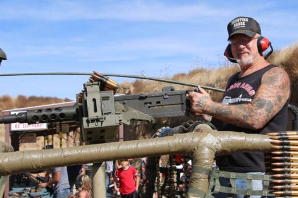 ON POSEDUJE NAJVIŠE ORUŽJA! Zovu ga ČOVEK ZMAJ, ima 200 mitraljeza, vojna vozila i mnooogoo bombi! A, to nije sve! (FOTO)