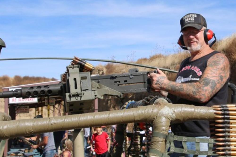 ON POSEDUJE NAJVIŠE ORUŽJA! Zovu ga ČOVEK ZMAJ, ima 200 mitraljeza, vojna vozila i mnooogoo bombi! A, to nije sve! (FOTO)