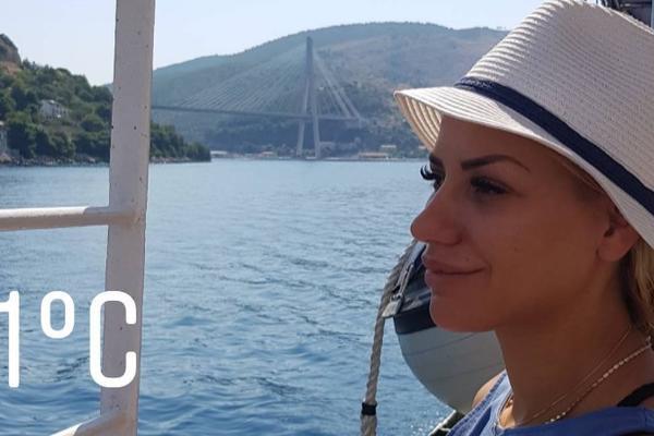 STIGAO JE SIN! Porodila se voditeljka Parova i odmah objavila fotku u SUZAMA, ali sa sve veštačkim trepavicama! (FOTO)