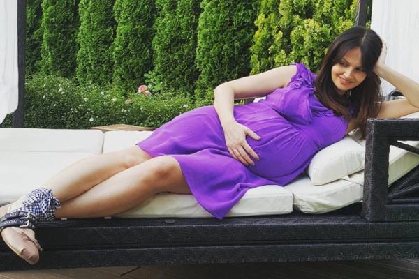 PORODILA SE LEPA VODITELJKA I OMILJENO TV LICE: Posle sina Olega, ime drugog dečaka je MISTERIJA