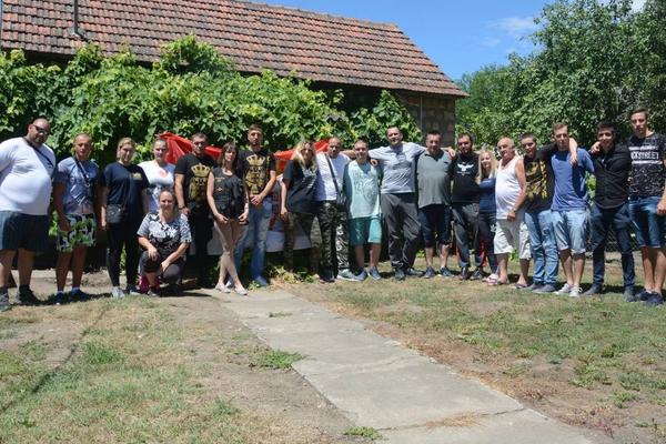 IZBACUJU NA ULICU MAJKU I DETE OD 4 GODINE, POLICIJA UPALA U KUĆU: Drama u Golubincima! (VIDEO)