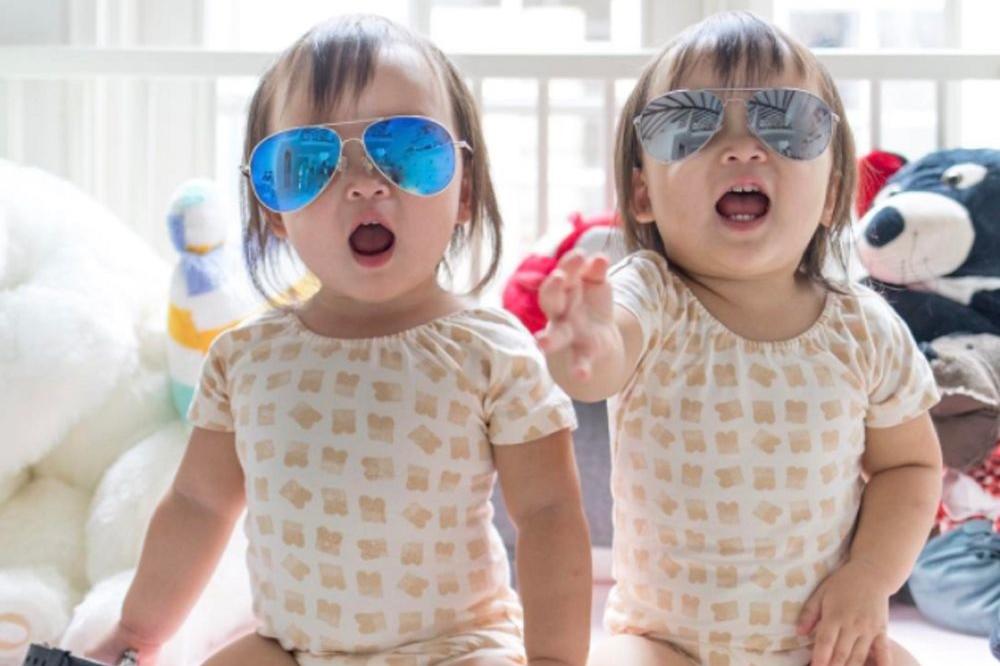 Momo bliznakinje osvajaju svet: Porasle su, imaju nove preslatke fotke i armiju od 400.000 fanova! (FOTO)