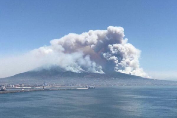 LOBANJA NA NEBU, LJUDI PRESTAVLJENI! Iznad Vezuva jeziva scena, kosturska glava prekrila Italiju! (FOTO)