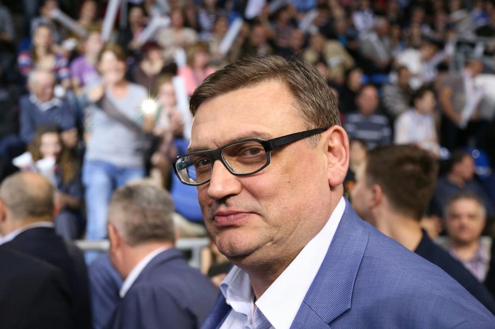 KAKO JE OVAJ ČOVEK I DALJE NA FUNKCIJI? Osuđen na godinu dana zatvora, upleten u razne malverzacije, a već u PET MANDATA vodi "Puteve Srbije"!