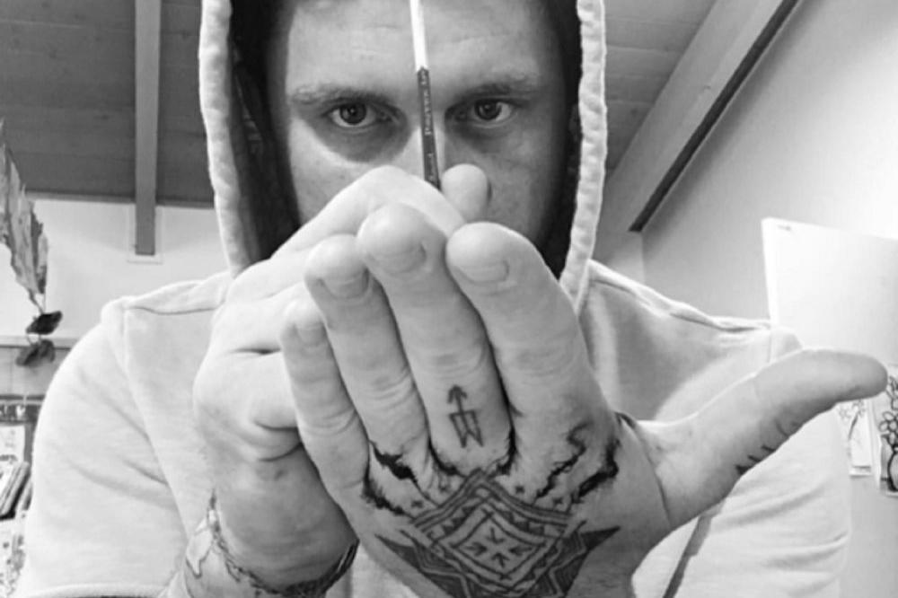 JEDINSTVENI PORTRETI: O njemu priča ceo svet, a umetnost stvara dlanom! (VIDEO)