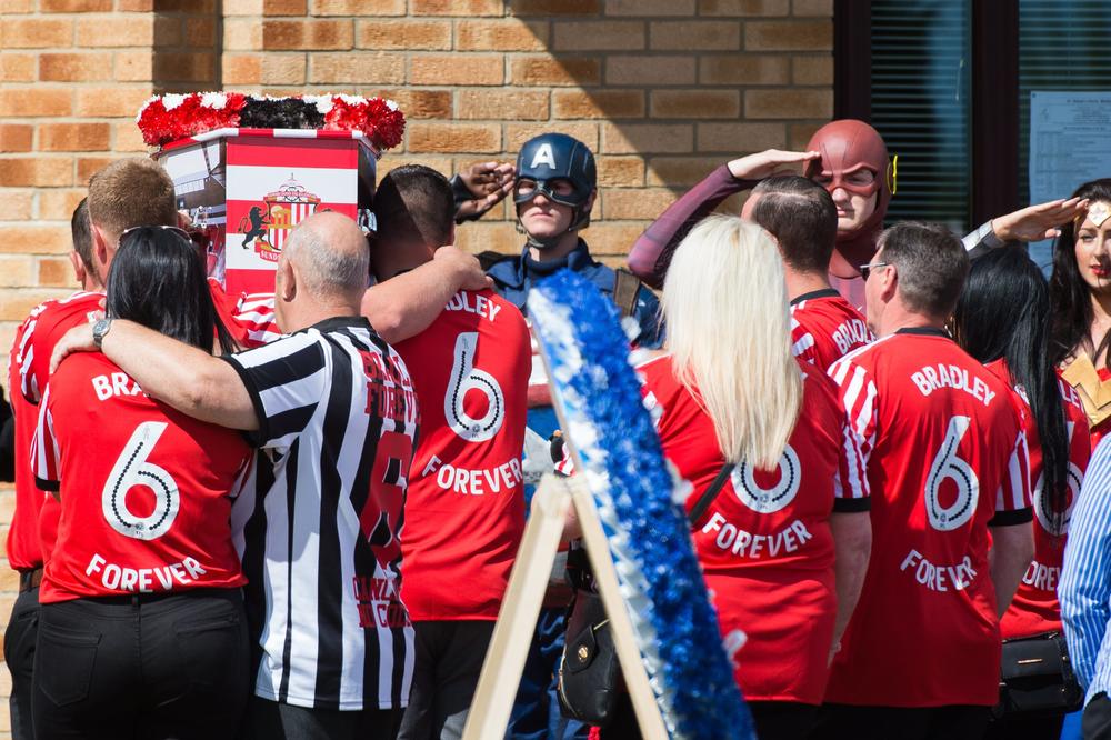 SAHRANJEN MALI JUNAK BREDLI! Ceo svet je u suzama zbog ovih scena! (FOTO) (VIDEO)