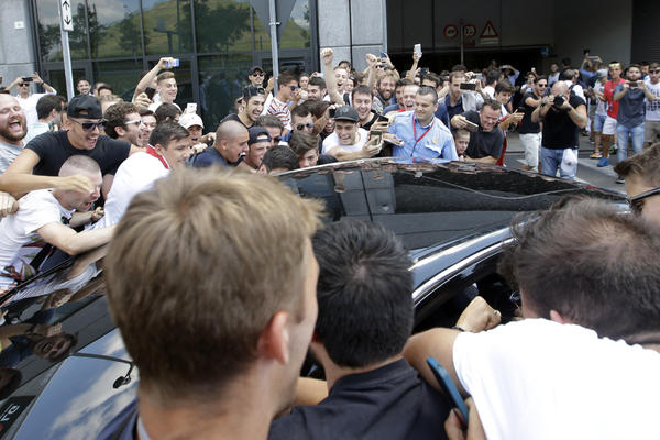 OVAKO NI TITA NISU DOČEKIVALI: Kapiten Bonući stigao u Milan, euforija dostigla vrhunac! (VIDEO)