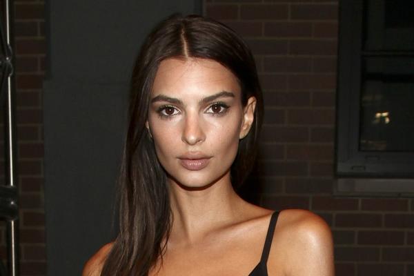 ULAZITE NA SOPSTVENU ODGOVORNOST! Manekenka "puca" u seksi vešu, ocrtale joj se grudi, ma lepota Božija