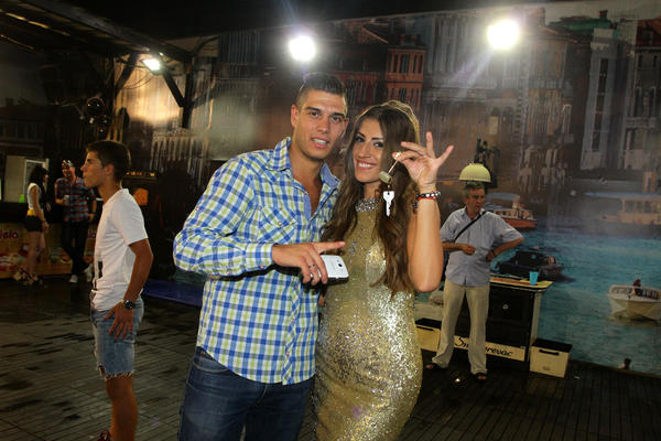 ISPLIVALE FOTKE GDE SE JASNO VIDI DA JE DALILA POBEDNICA: Ona i Dejan GOLI, slave kao da su dobili na LUTRIJI!