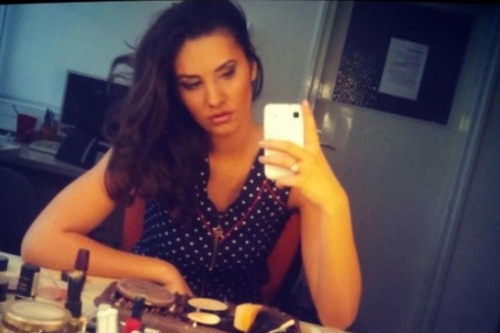 A I DALJE JE TOP TOPOVA: Ratovala je u rijalitiju zbog bivšeg dečka, smuvala i muža poznate pevačice, a sada izgleda ovako! (FOTO)