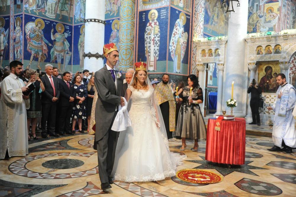 Ovako je izgledao prvi poljubac tek venčanih mladenaca! Princ Đorđe i princeza Felon su rekli - Da! (FOTO)