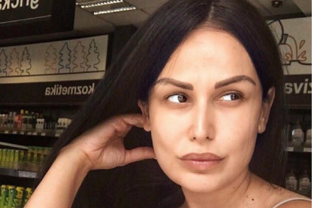 ŠTA TO SEVNU ISPOD MAJICE? Indi je zadigla, a iz nje ispadoše ogromne grudi i još nešto! (FOTO)