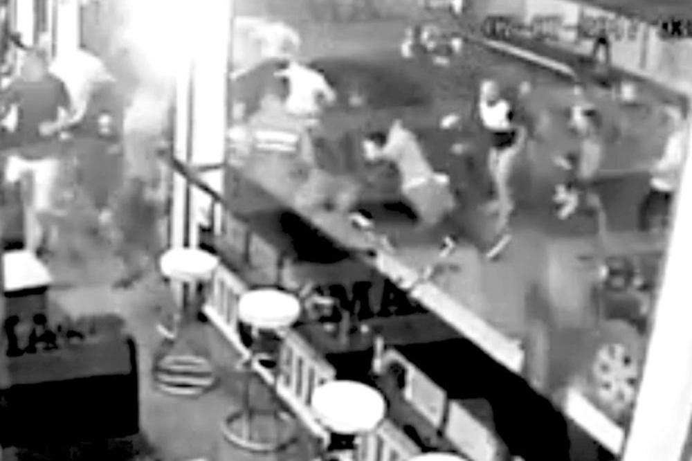 OPET FRKA, SRBI PRETUKLI ŠVAJCARCE NA ZAKINTOSU! Jedan hitno primljen u bolnicu!