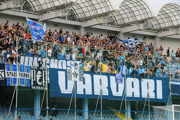 NAVIJAČ SNIMLJEN DOK VRŠI NUŽDU NA STADIONU! Varvari izbačeni sa derbija za titulu, haos u Crnoj Gori (VIDEO)