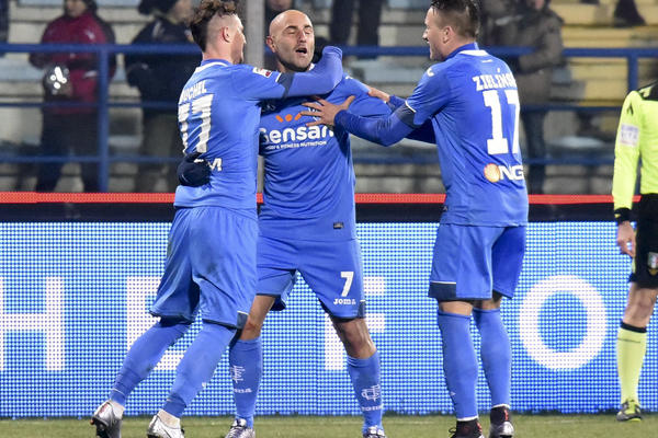 LJUDI, ON JE BOG FUDBALA! Legendarni Italijan i dalje ne kači kopačke o klin, ide Del Pjerovim stopama! (VIDEO)