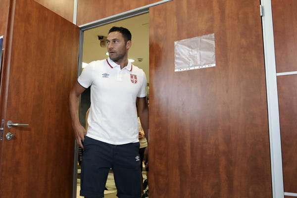 A SAD MALO ONI! Duško je otvorio sezonu, a onda su se i ostali poznati muškarci pohvalili veličinom svog ponosa! (FOTO)