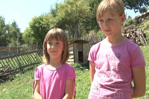 SESTRE TAMARA (9) I TIJANA (7) OSTALE SIROČIĆI: Roditelji nam nedostaju kad legnemo da spavamo, nemamo s kim da pričamo!