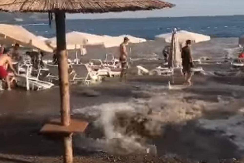 HAOS U BEČIĆIMA: Vodovodna cev pukla nasred plaže, ljudi panično sklanjali stvari! (VIDEO)