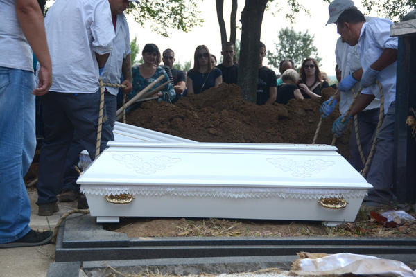 Krenule su da sahrane majku, ALI NJENO TELO JE ZAVRŠILO U DRUGOM GRADU: Bizarna greška u valjevskoj mrtvačnici