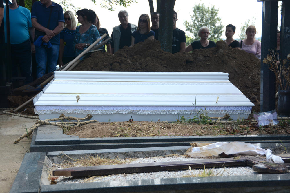 SANDUK NA SANDUK: Maja i njen sin Mihailo (4) sahranjeni jedno na drugo, grob se nije video od cveća! (FOTO)