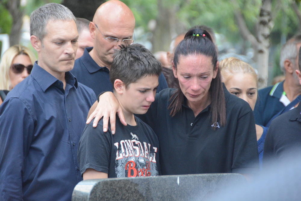 SAMO DA SE DOČEPAM MONSTRUMA! Sestra ubijene Maje imala je poruku za zver dok su joj sestru i sestrića spuštali u grob! (FOTO)