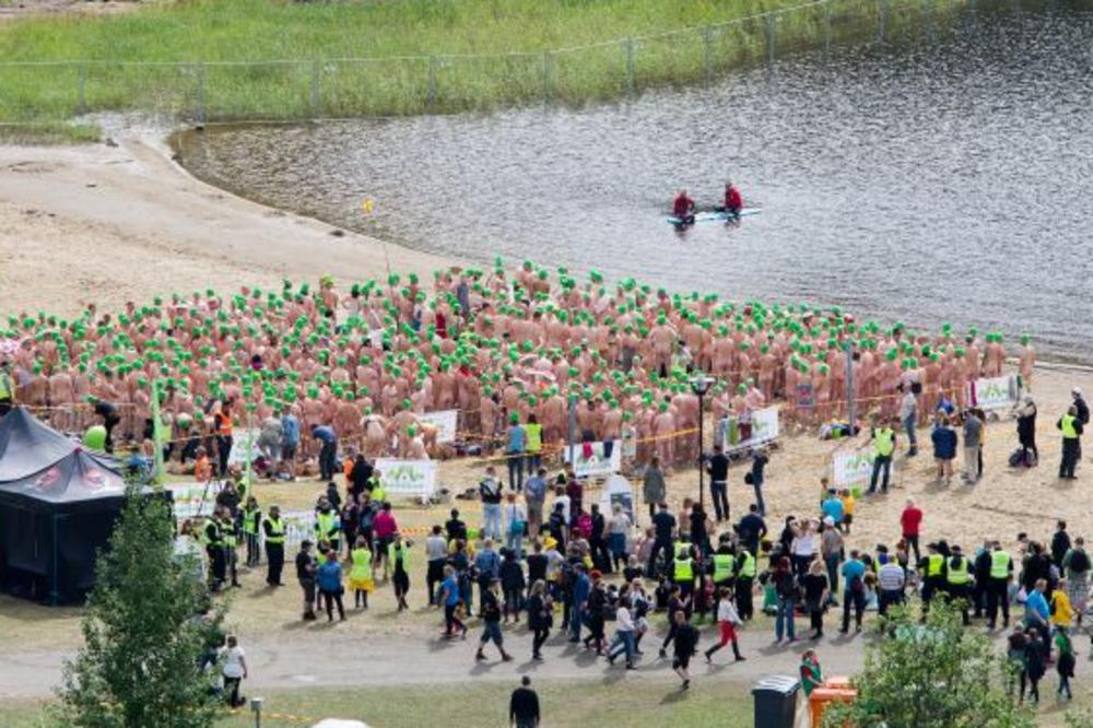 STOTINE GOLIH LJUDI ULETELO U VODU, GUZE I GRUDI SEVALI NA SVE STRANE! Ovako izgleda najveće kupanje bez odeće u Finskoj (FOTO) (VIDEO)