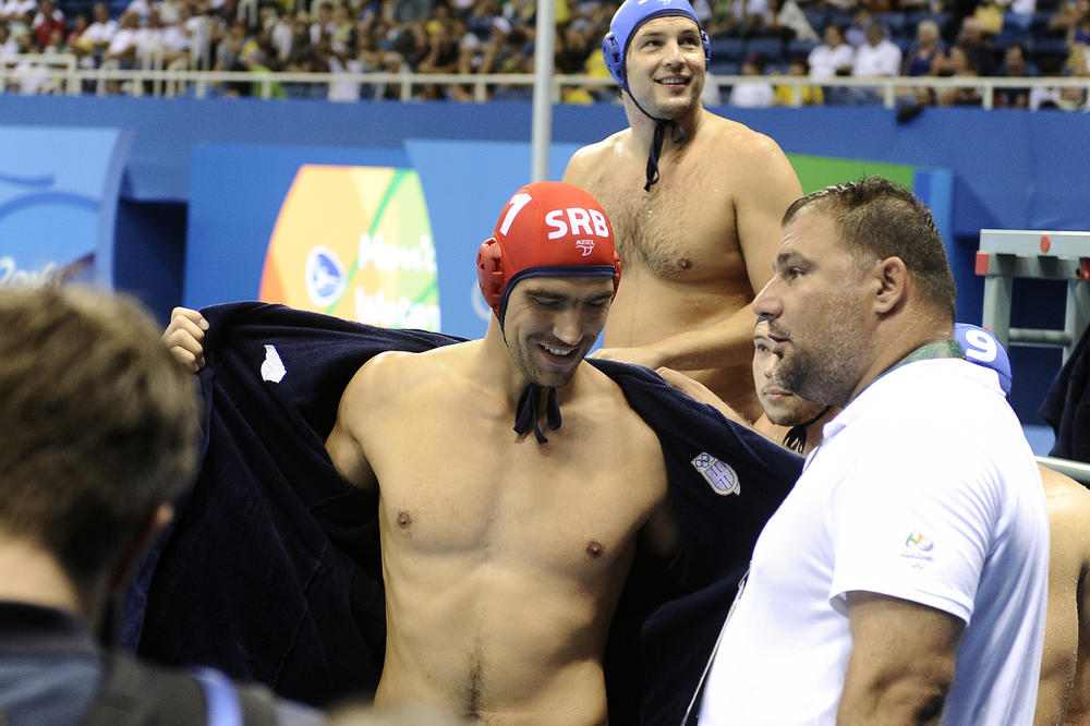 Dejan Savić ima loše vesti... Nagnječenje rebra, temperatura, upala grla... (FOTO)