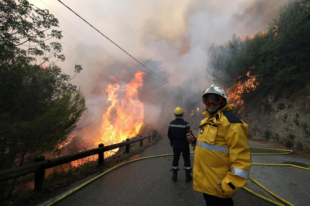 Besne požari i na francuskoj rivijeri, povređena tri vatrogasca!