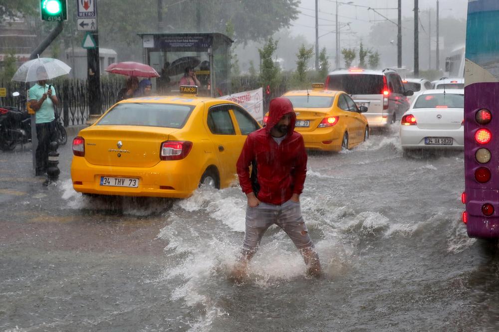 HAOS U TURSKOJ: Istanbul poplavljen nakon jakog nevremena! (FOTO)
