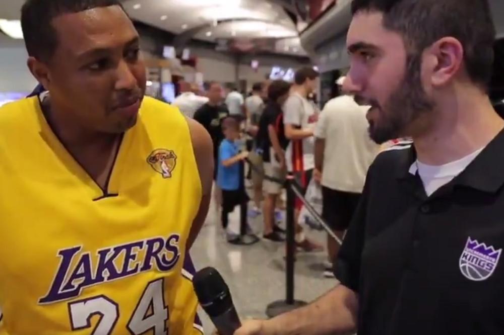 OBRUKAO IH ZA SVE PARE: Novinar Kingsa ispitivao navijače Lejkersa o izmišljenim pojačanjima! (VIDEO)