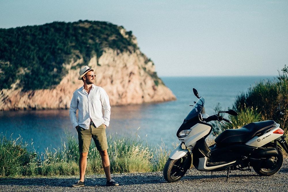 O NJEMU PRIČA REGION: Dok bukte požari na Jadranu, Crnogorac je uradio najbolju moguću stvar!