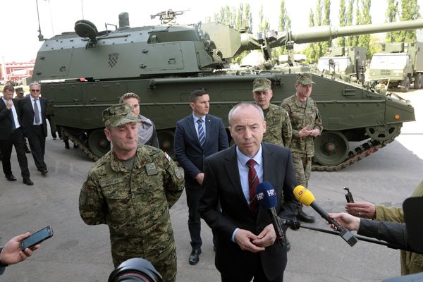 IPAK SE PREDOMISLIO: Krstičević saopštio da ostaje ministar odbrane Hrvatske!