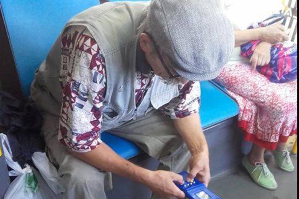 Ovog dekicu u BG autobusu danas su svi gledali i smejali se! Pognute glave pokazao je da dete u njemu i dalje živi! (FOTO)