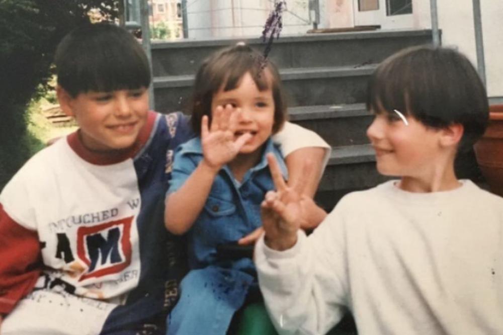 DA LI GA PREPOZNAJU NA SLICI? Ovaj slatki dečak je miljenik Delija, pevaju mu i skandiraju mu kad god ga vide! (FOTO)