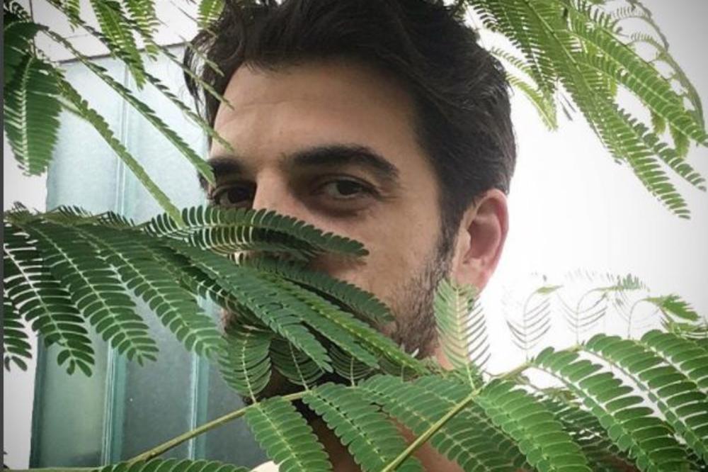 ISPLIVALE GEJ FOTKE FOTKE! Naš glumac bio je u centru SKANDALA, ljubio se sa muškarcem, morao da ode iz SRBIJE (FOTO)