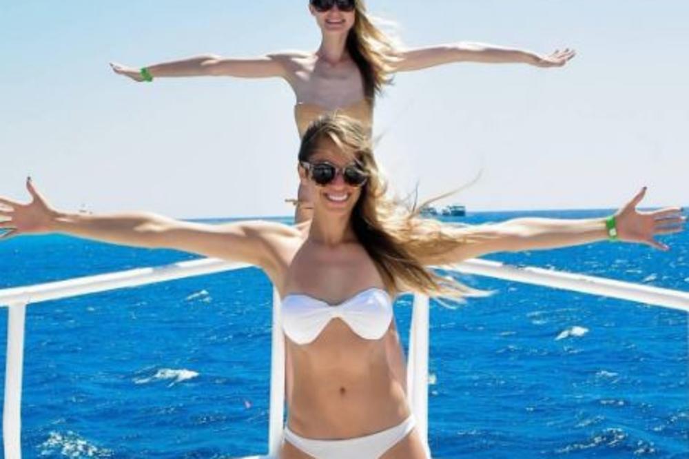 KOJA IMA BOLJU GUZU? Skinule se Rada Manojlović i njena sestra, ne zna se koja je zgodnija! (FOTO)