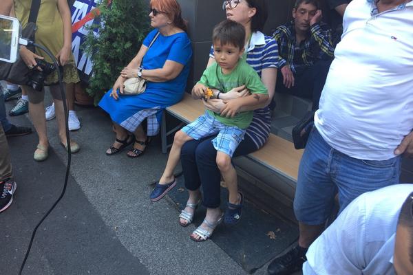 VELIKA POBEDA! KOMŠIJE TELIMA ODBRANILE MAJKU I MALOG BOROMIRA (5), iseljavanje iz kuće odloženo do daljeg (FOTO)