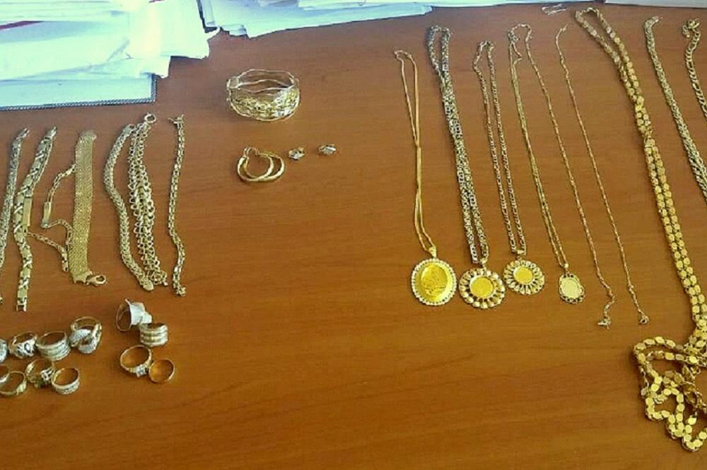 Imala je u torbi neprijavljen nakit vredan MILION DINARA. Na kraju su joj sve ODUZELI, a morala je da plati kaznu od 150.000 dinara! (FOTO)