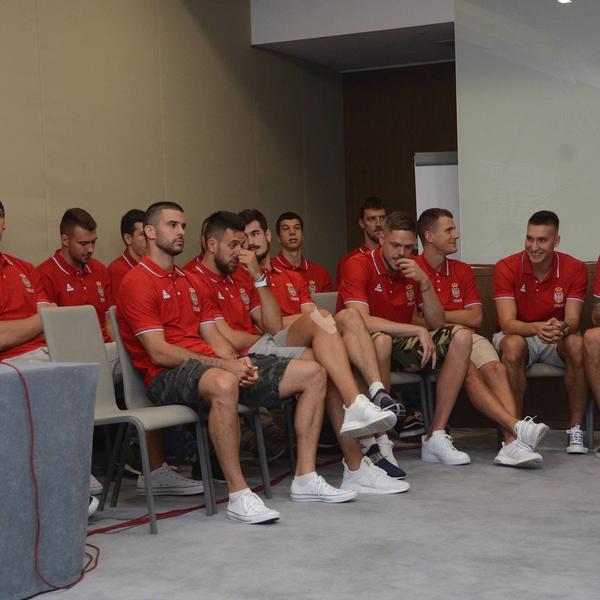 NEKO RADI SKLEKOVE, A NEKO IGRA LUDI PLES: Zvezdaši i Partizanovci u reprezentaciji ovako se zezaju na bazenu! (FOTO)