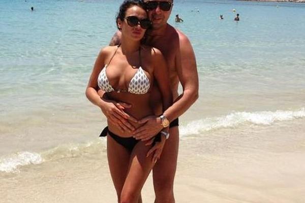 Gde je sada i šta radi Tamarin MAKARONA? Bleji na plaži sa poznatima i pušta stomačić... (FOTO)