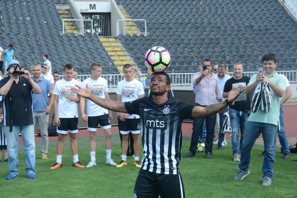 SPEKTAKL U HUMSKOJ ZA SUMU: Pred Grobare izašao uz "Marš na Drinu" i odmah od njih dobio dve pesme! (FOTO) (VIDEO)