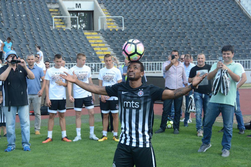 SPEKTAKL U HUMSKOJ ZA SUMU: Pred Grobare izašao uz "Marš na Drinu" i odmah od njih dobio dve pesme! (FOTO) (VIDEO)