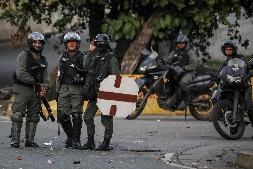 BARIKADE I KAMENICE: Protest protiv Madura paralisao Venecuelu! (FOTO)