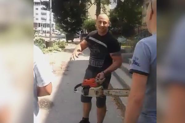 MOTORNOM TESTEROM VAM SEČEM NOGE, BRE! Jeziva scena u Smederevskoj Palanci, pretio radnicima koji štrajkuju!