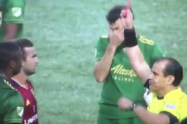 KOMPLETAN IDIOT! Dobio crveni karton pa pljunuo sudiju! (VIDEO)