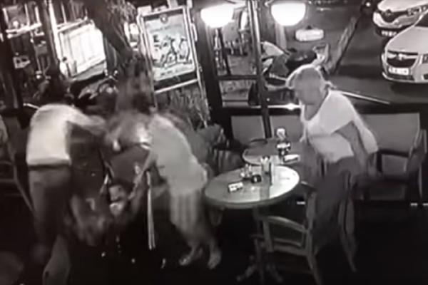 NAJJEZIVIJA SLIKA ZEMLJOTRESA: Dete u kolicima zamalo pregazio stampedo ljudi! (VIDEO)