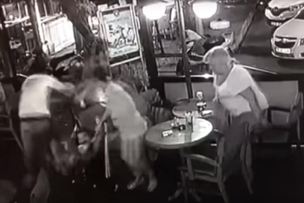 NAJJEZIVIJA SLIKA ZEMLJOTRESA: Dete u kolicima zamalo pregazio stampedo ljudi! (VIDEO)