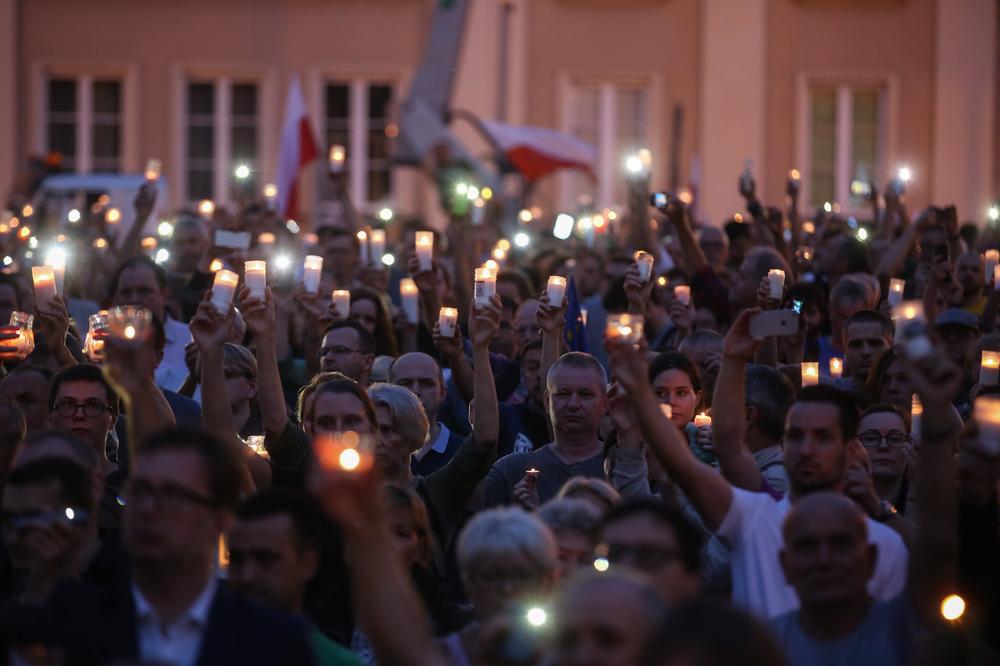 DEMONSTRACIJE U POLJSKOJ: Parlament "blindiran", policija iznosila građane (FOTO)