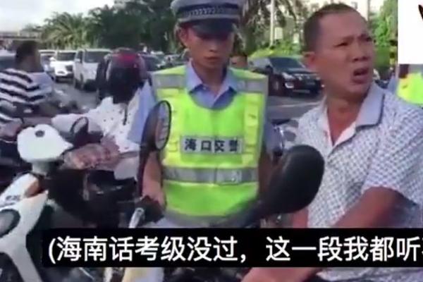 TROJICA POLICAJACA NISU MOGLA DA GA SMIRE: Snimak poludelog kineskog motocikliste osvaja svet! (VIDEO)