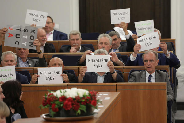 POLJSKA: ZAKON USVOJEN dok su demonstranti skandirali "SRAMOTA" i "HOĆEMO VETO"